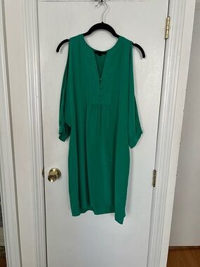 BCBGMAXAZRIA Women’s Green Cold-Shoulder Shift Dress Top